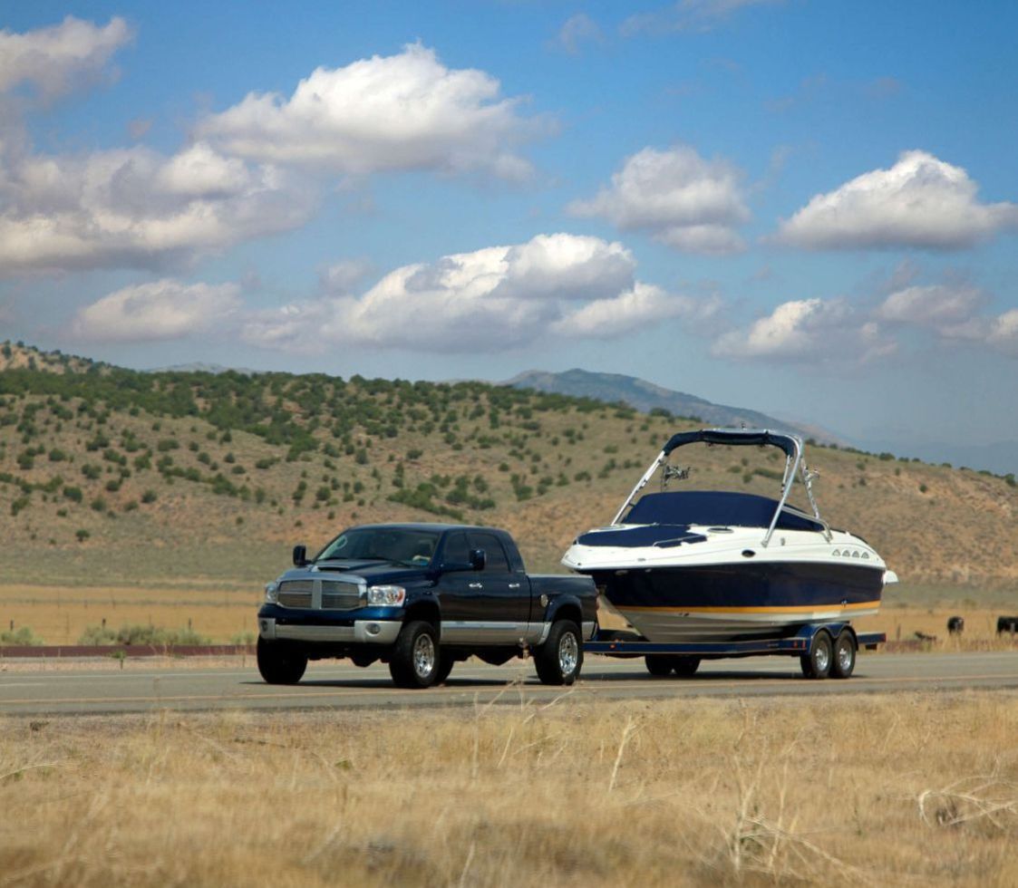 vehiculo pickup transitando en la calle