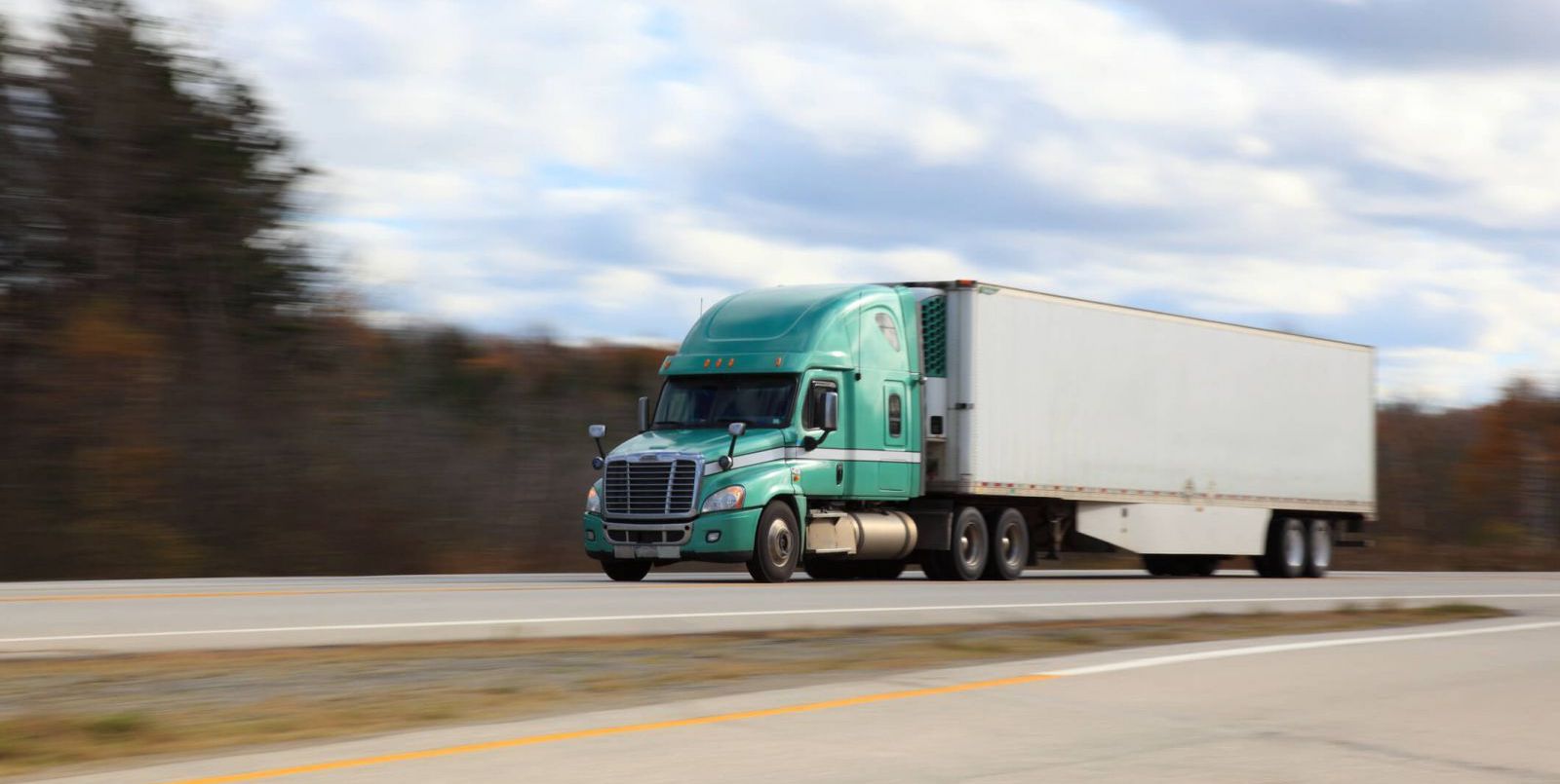 Camion transitando en avenida