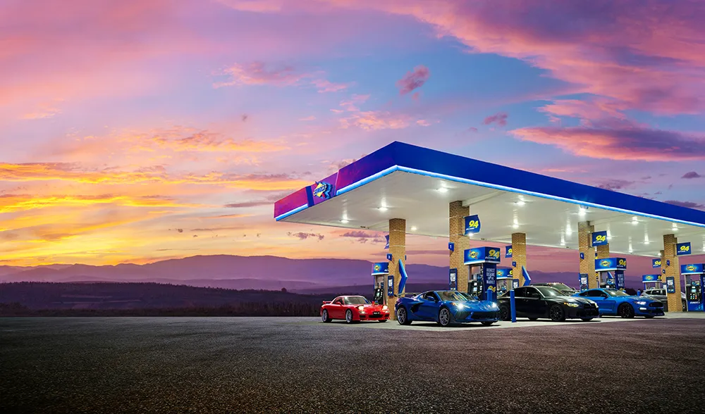 Coche deportivo repostando en una estación Sunoco
